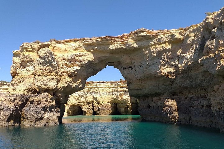 Passeio de barco de Albufeira para ver golfinhos e explorar as grutas de Benagil, foto 12 | wizardtrip