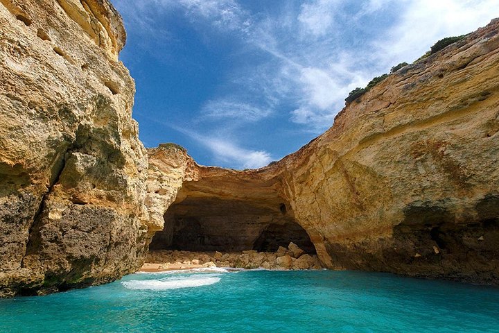 Passeio de barco de Albufeira para ver golfinhos e explorar as grutas de Benagil, foto 13 | wizardtrip