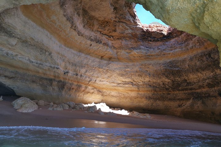 Passeio de barco de Albufeira para ver golfinhos e explorar as grutas de Benagil, foto 22 | wizardtrip
