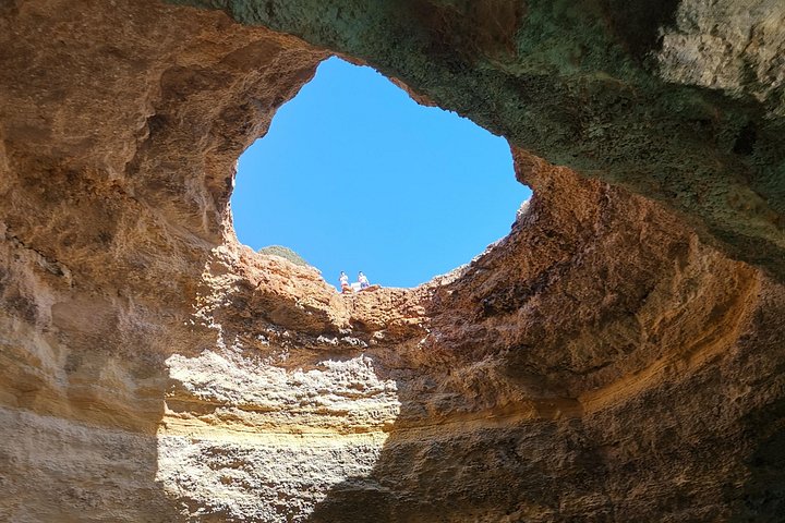 Passeio de barco de Albufeira para ver golfinhos e explorar as grutas de Benagil, foto 24 | wizardtrip