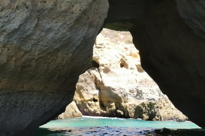 Passeio de barco de Albufeira para ver golfinhos e explorar as grutas de Benagil, foto 26 | wizardtrip