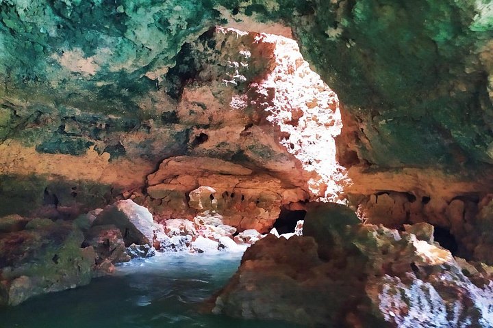 Passeio de barco de Albufeira para ver golfinhos e explorar as grutas de Benagil, foto 28 | wizardtrip