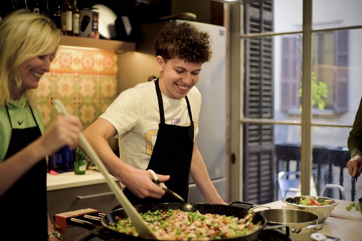 Interaktiv spansk matlagingsklasse i Barcelona, med markedsbesøk, paella og sangria-tilberedning, foto 7 | wizardtrip