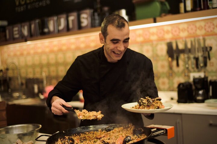Interaktiv spansk matlagingsklasse i Barcelona, med markedsbesøk, paella og sangria-tilberedning, foto 9 | wizardtrip