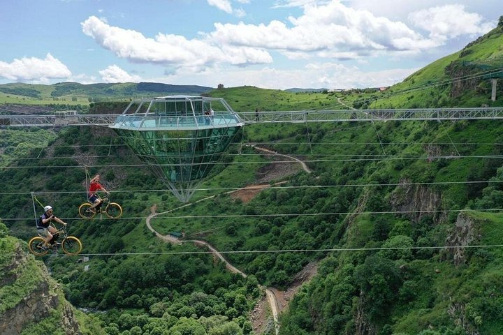 Des touristes profitent du Pont de Diamant et du Canyon Dashbashi en Géorgie, photo 11 | wizardtrip