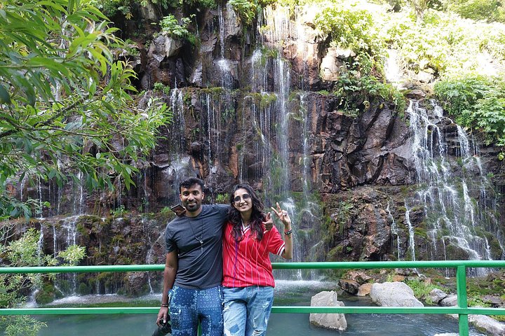 Des touristes profitent du Pont de Diamant et du Canyon Dashbashi en Géorgie, photo 16 | wizardtrip