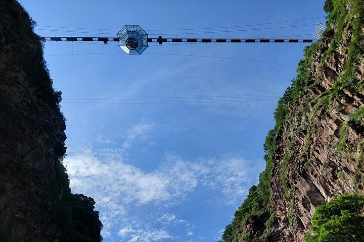 Des touristes profitent du Pont de Diamant et du Canyon Dashbashi en Géorgie, photo 18 | wizardtrip