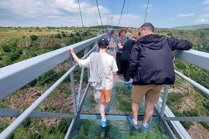 Des touristes profitent du Pont de Diamant et du Canyon Dashbashi en Géorgie, photo 23 | wizardtrip