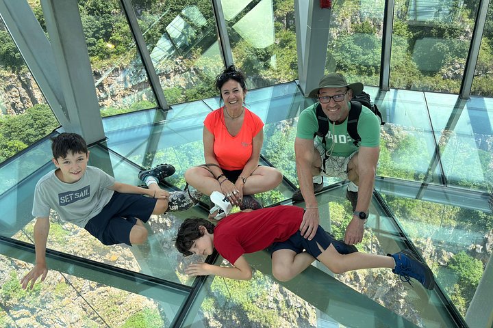 Des touristes profitent du Pont de Diamant et du Canyon Dashbashi en Géorgie, photo 30 | wizardtrip