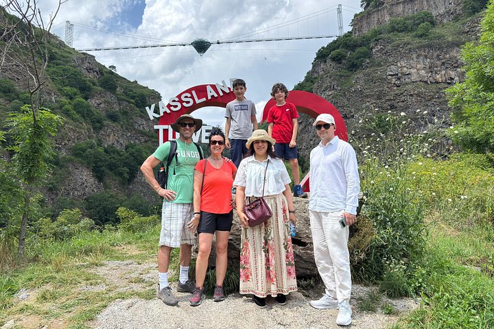 Des touristes profitent du Pont de Diamant et du Canyon Dashbashi en Géorgie, photo 32 | wizardtrip