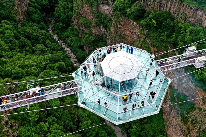 Des touristes profitent du Pont de Diamant et du Canyon Dashbashi en Géorgie, photo 33 | wizardtrip