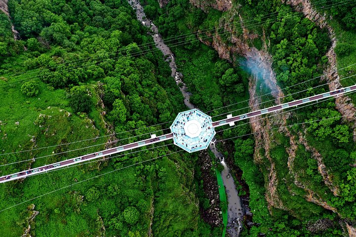 Des touristes profitent du Pont de Diamant et du Canyon Dashbashi en Géorgie, photo 35 | wizardtrip