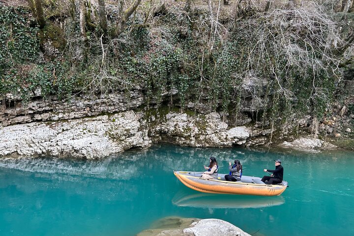 Dagtocht vanuit Tbilisi naar Kutaisi's Martvili Canyon en Prometheusgrot, die de natuurlijke schoonheid van Georgië laat zien, foto 7 | wizardtrip