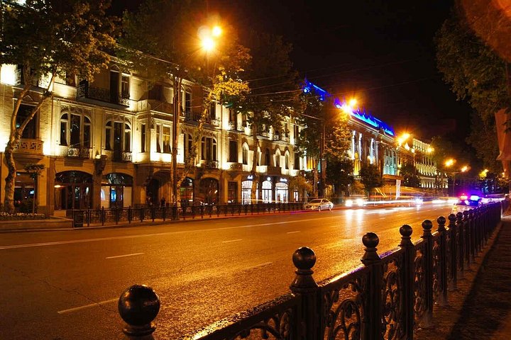 Abendliche Spaziergangstour in Tiflis, Georgien, mit historischen Stätten, Weinprobe und Bootsfahrt, Foto 7 | wizardtrip