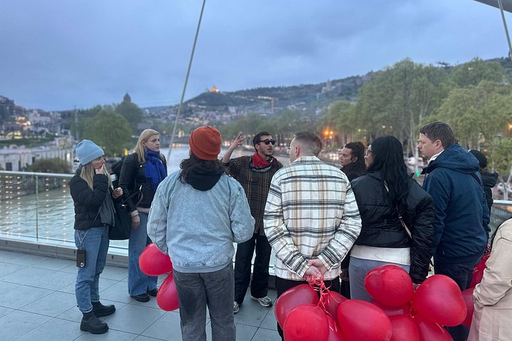 Abendliche Spaziergangstour in Tiflis, Georgien, mit historischen Stätten, Weinprobe und Bootsfahrt, Foto 11 | wizardtrip