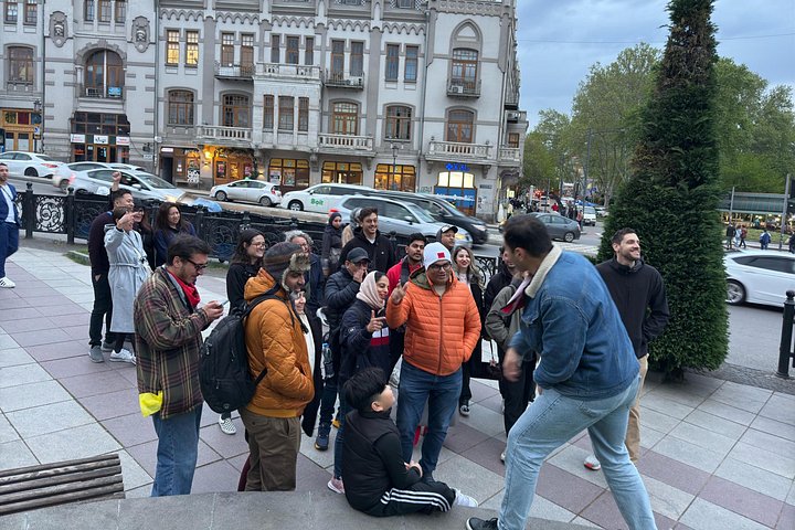Abendliche Spaziergangstour in Tiflis, Georgien, mit historischen Stätten, Weinprobe und Bootsfahrt, Foto 12 | wizardtrip