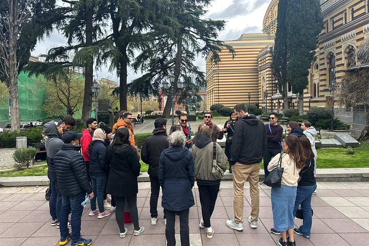 Abendliche Spaziergangstour in Tiflis, Georgien, mit historischen Stätten, Weinprobe und Bootsfahrt, Foto 14 | wizardtrip