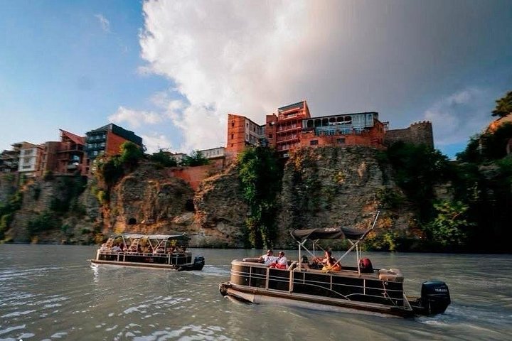Abendliche Spaziergangstour in Tiflis, Georgien, mit historischen Stätten, Weinprobe und Bootsfahrt, Foto 18 | wizardtrip