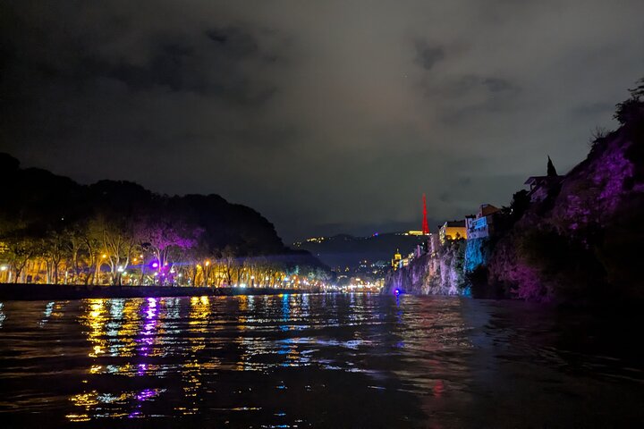 Abendliche Spaziergangstour in Tiflis, Georgien, mit historischen Stätten, Weinprobe und Bootsfahrt, Foto 21 | wizardtrip
