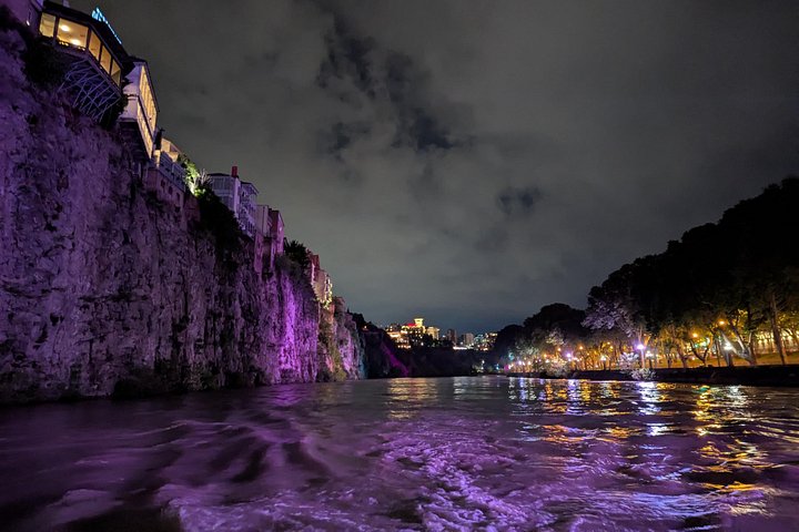 Abendliche Spaziergangstour in Tiflis, Georgien, mit historischen Stätten, Weinprobe und Bootsfahrt, Foto 22 | wizardtrip