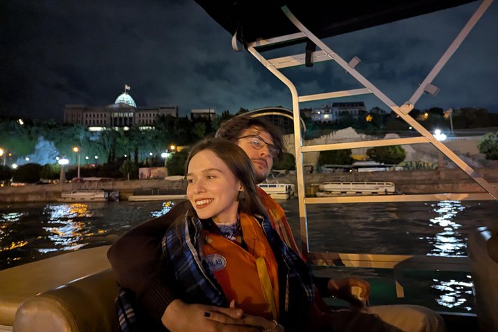 Abendliche Spaziergangstour in Tiflis, Georgien, mit historischen Stätten, Weinprobe und Bootsfahrt, Foto 23 | wizardtrip