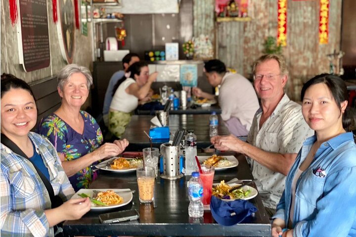 Tour della Città di Phuket: esplorazione del centro storico, degustazione di cibo locale, visita al tempio e punto panoramico del Grande Buddha, foto 8 | wizardtrip