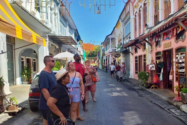 Tour della Città di Phuket: esplorazione del centro storico, degustazione di cibo locale, visita al tempio e punto panoramico del Grande Buddha, foto 15 | wizardtrip