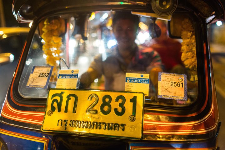 En tuk-tuk kjører gjennom Bangkoks gater om natten, og viser frem lokal mat og livlig byliv, foto 8 | wizardtrip
