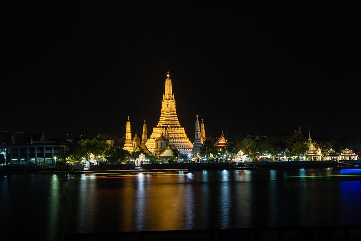 En tuk-tuk kjører gjennom Bangkoks gater om natten, og viser frem lokal mat og livlig byliv, foto 10 | wizardtrip