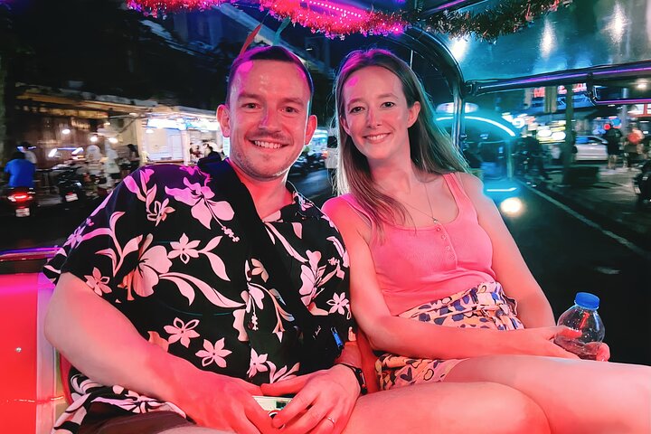 En tuk-tuk kjører gjennom Bangkoks gater om natten, og viser frem lokal mat og livlig byliv, foto 17 | wizardtrip