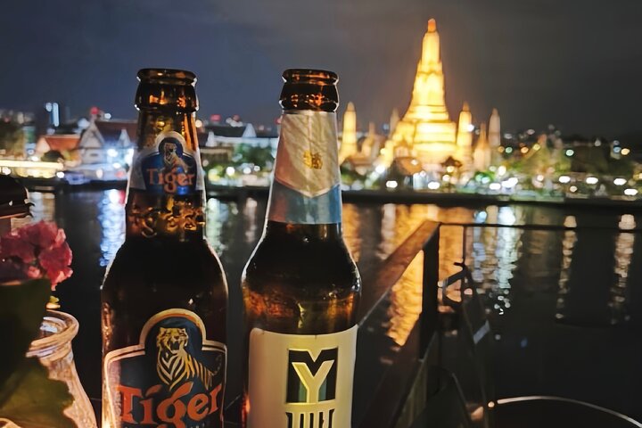 En tuk-tuk kjører gjennom Bangkoks gater om natten, og viser frem lokal mat og livlig byliv, foto 19 | wizardtrip