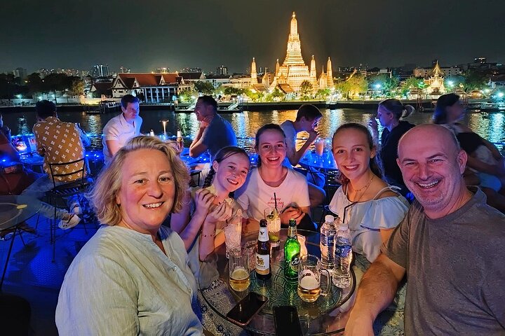 En tuk-tuk kjører gjennom Bangkoks gater om natten, og viser frem lokal mat og livlig byliv, foto 21 | wizardtrip