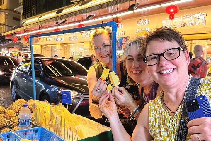 En tuk-tuk kjører gjennom Bangkoks gater om natten, og viser frem lokal mat og livlig byliv, foto 29 | wizardtrip