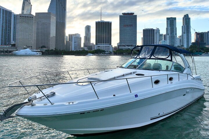 Private Yacht-Tour in Miami mit Stadt- und Flussblick, mit Annehmlichkeiten an Bord, Foto 10 | wizardtrip