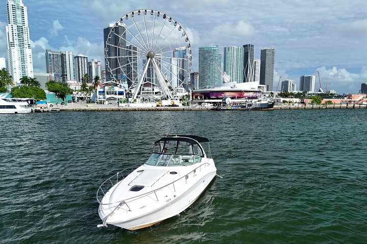 Private Yacht-Tour in Miami mit Stadt- und Flussblick, mit Annehmlichkeiten an Bord, Foto 11 | wizardtrip