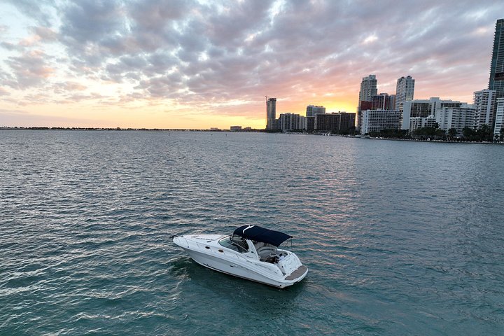 Private Yacht-Tour in Miami mit Stadt- und Flussblick, mit Annehmlichkeiten an Bord, Foto 12 | wizardtrip
