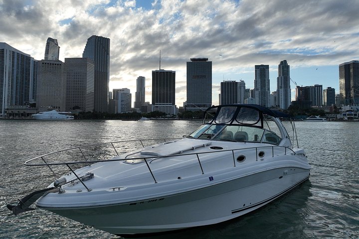 Private Yacht-Tour in Miami mit Stadt- und Flussblick, mit Annehmlichkeiten an Bord, Foto 13 | wizardtrip