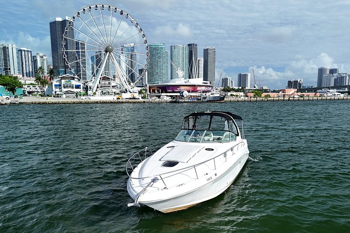 Private Yacht-Tour in Miami mit Stadt- und Flussblick, mit Annehmlichkeiten an Bord, Foto 19 | wizardtrip