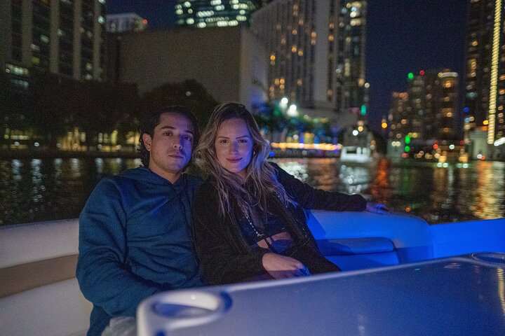 Private Yacht-Tour in Miami mit Stadt- und Flussblick, mit Annehmlichkeiten an Bord, Foto 20 | wizardtrip