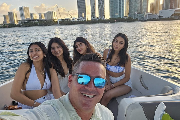 Private Yacht-Tour in Miami mit Stadt- und Flussblick, mit Annehmlichkeiten an Bord, Foto 28 | wizardtrip