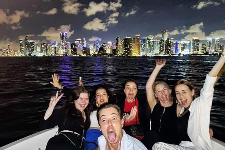 Tour privado en barco por Miami con vistas del horizonte y paseos por la isla, foto 13 | wizardtrip