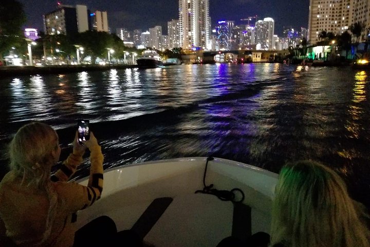 Tour privado en barco por Miami con vistas del horizonte y paseos por la isla, foto 16 | wizardtrip