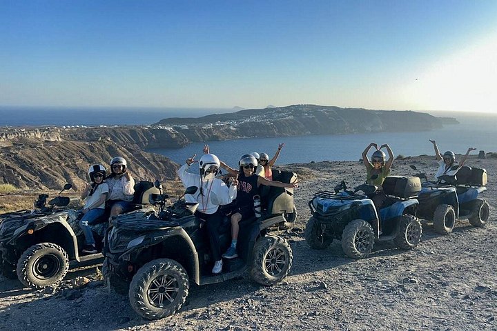 Utforska Santorinis dolda landskap och traditionella byar på ett spännande fyrhjulingäventyr, foto 23 | wizardtrip