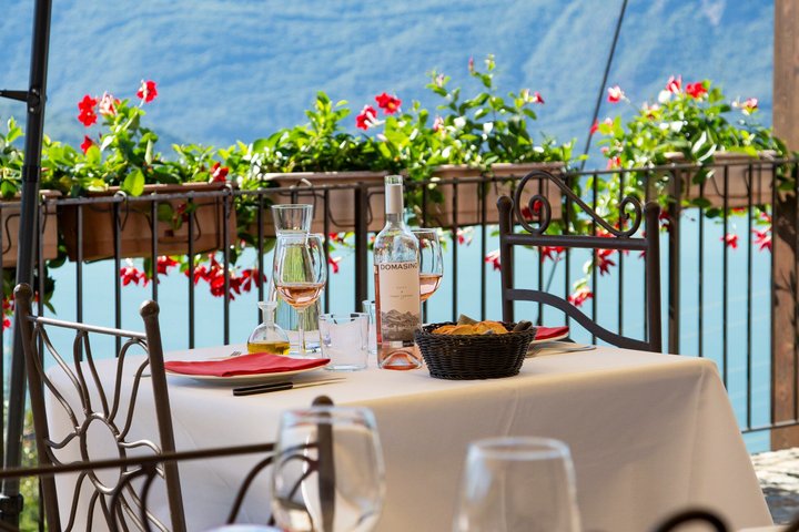 Wijnproeverij bij een wijnmakerij aan het Comomeer, Italië, met lokale wijnen en snacks, foto 6 | wizardtrip