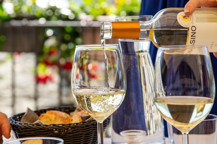 Wijnproeverij bij een wijnmakerij aan het Comomeer, Italië, met lokale wijnen en snacks, foto 8 | wizardtrip