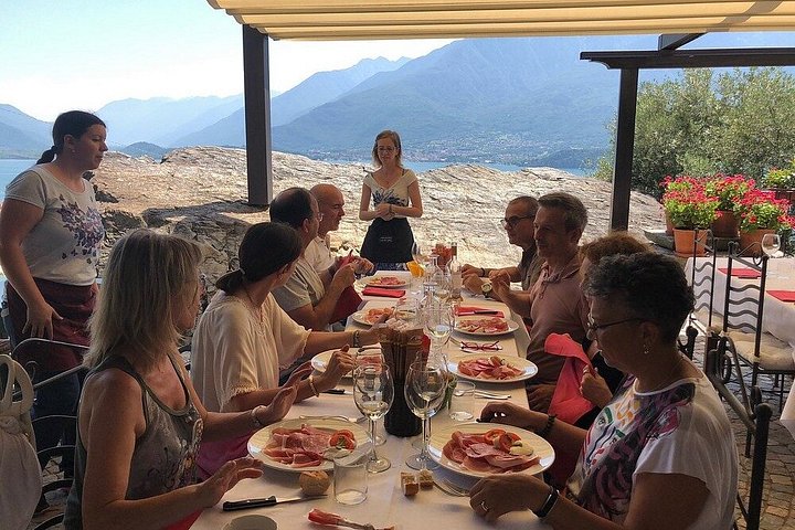 Wijnproeverij bij een wijnmakerij aan het Comomeer, Italië, met lokale wijnen en snacks, foto 21 | wizardtrip