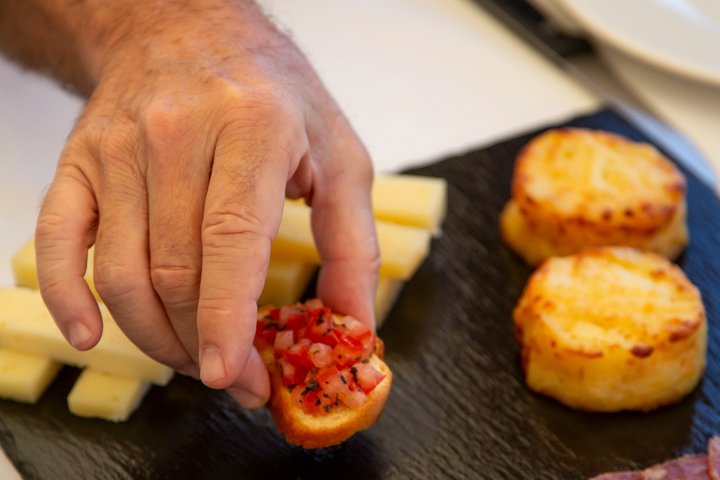 Wijnproeverij bij een wijnmakerij aan het Comomeer, Italië, met lokale wijnen en snacks, foto 28 | wizardtrip