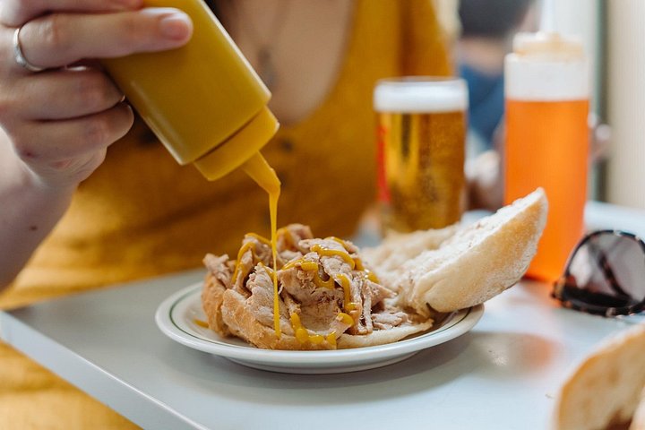 Un voyage culinaire à travers les quartiers historiques de Lisbonne, dégustant de la nourriture et des boissons traditionnelles portugaises, photo 11 | wizardtrip