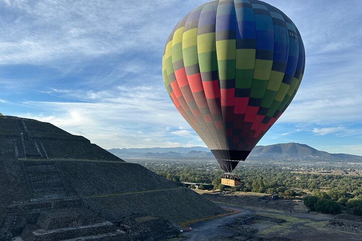 メキシコの古代テオティワカン遺跡上空を飛ぶ熱気球、写真8 | wizardtrip