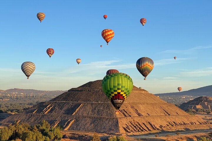 メキシコの古代テオティワカン遺跡上空を飛ぶ熱気球、写真12 | wizardtrip